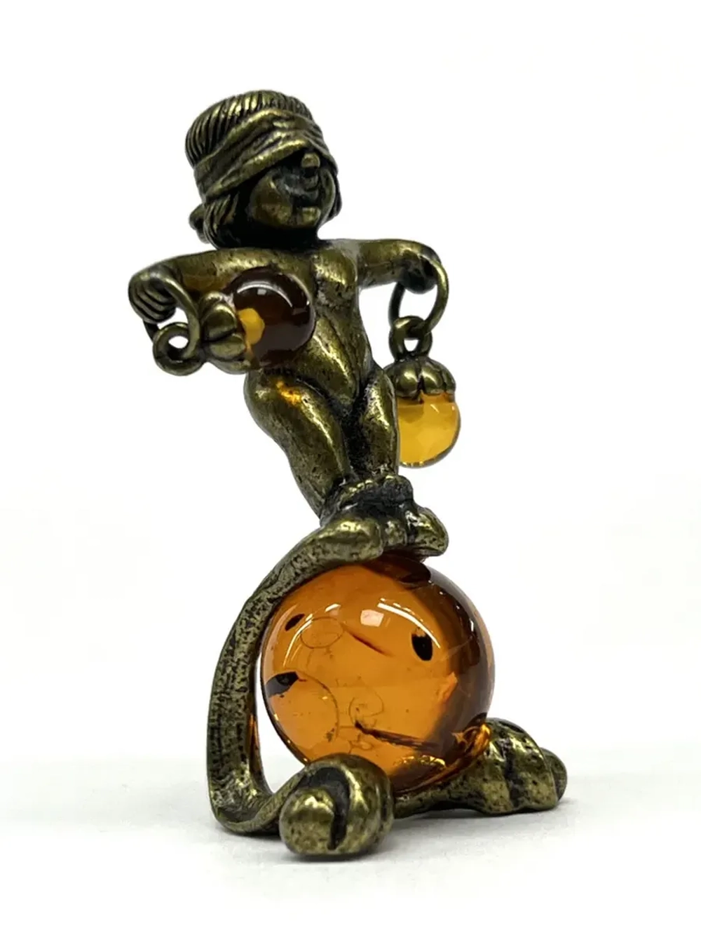 Бронзовая статуэтка на янтаре