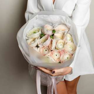 Большой букет нежных ранункулюсов