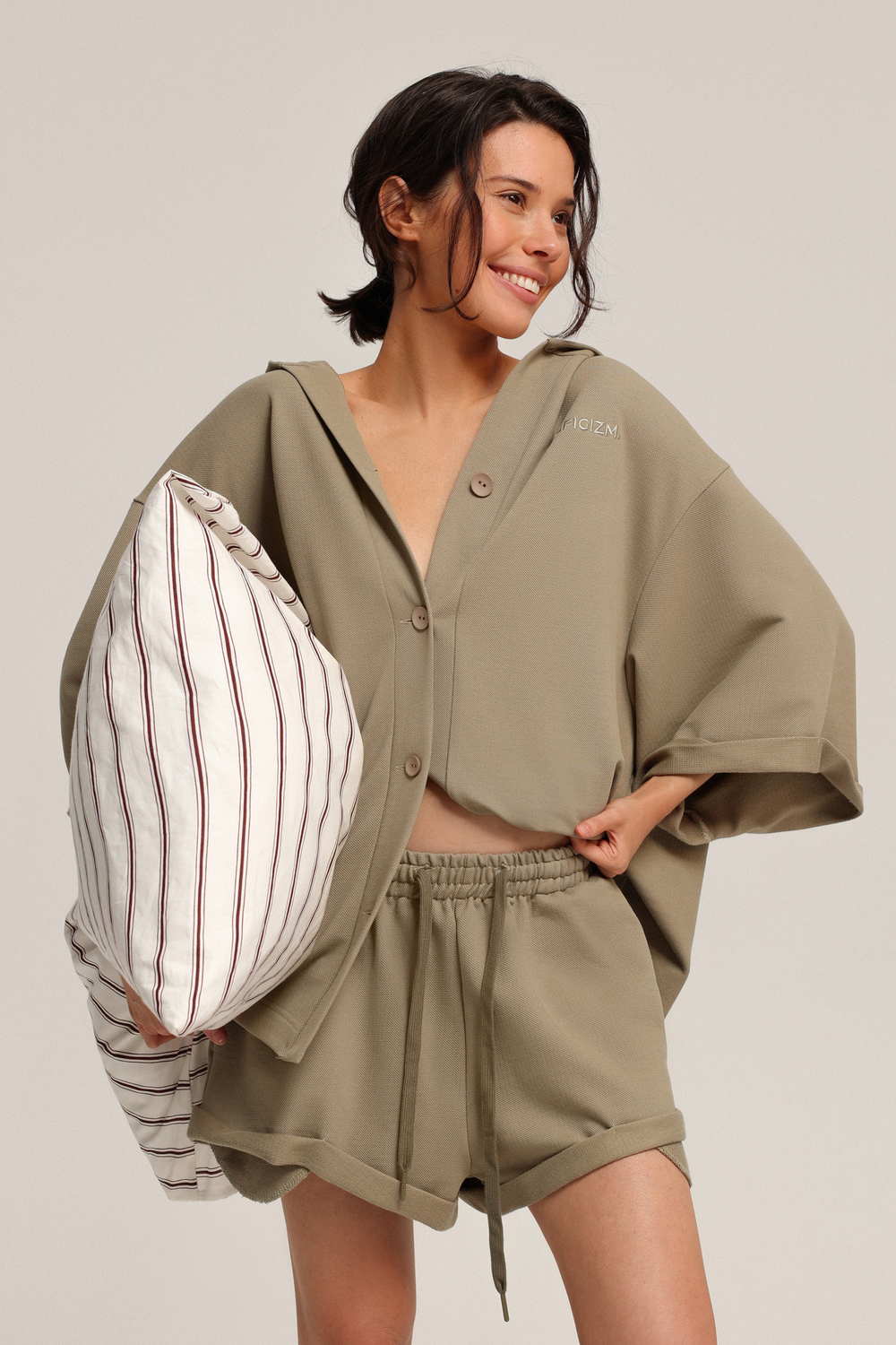 Шорты с отворотами