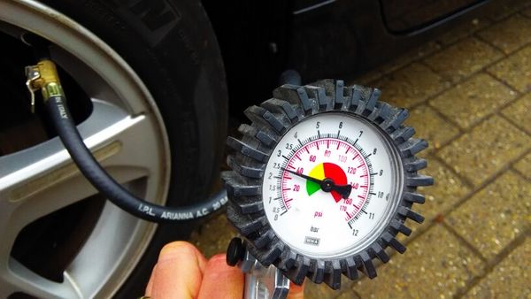 Оптимальное давление в шинах грузового автомобиля: ключевые аспекты и контрольные меры