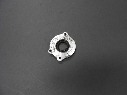 Корпус нижнего сальника 11431-89J00-000 Suzuki DF30 2002 г.