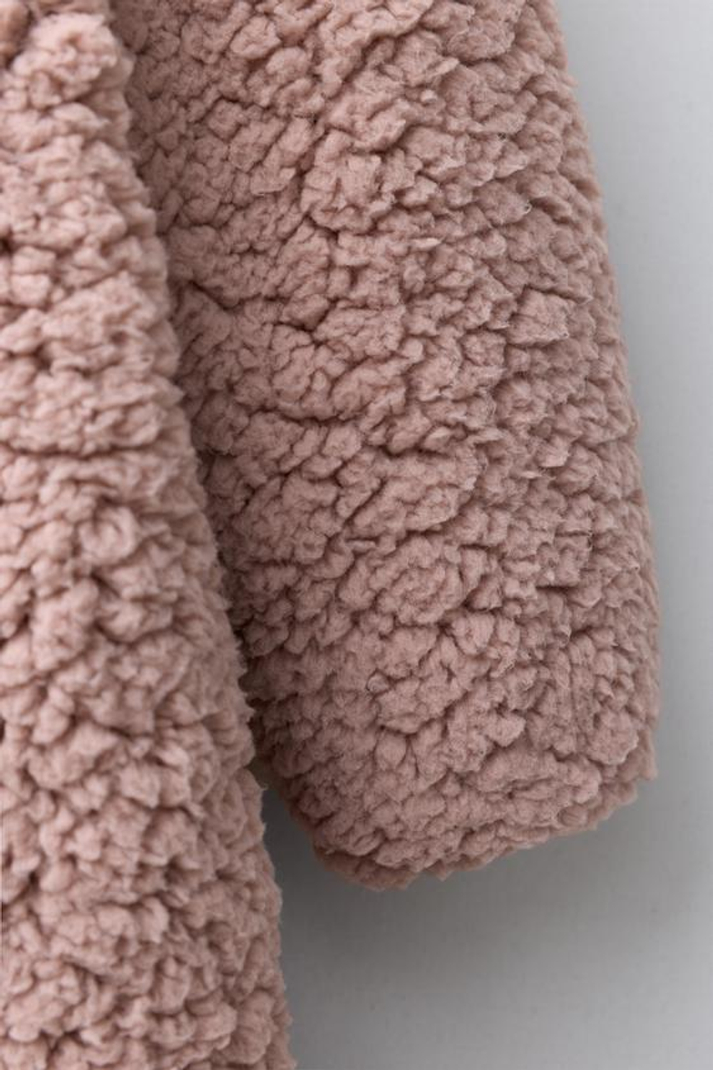 ZARA КОМБИНЕЗОН ИЗ ИСКУССТВЕННОЙ ОВЧИНЫ И ПОЛАРФЛИСА, ПУДРОВО-РОЗОВЫЙ