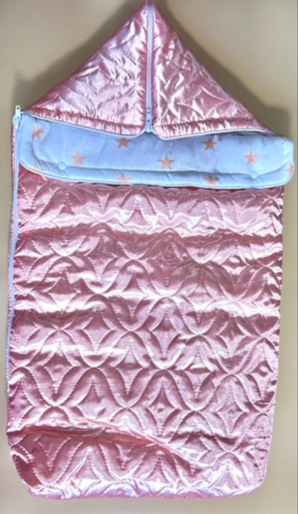 Конверт из атласа персикового цвета