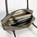 Женская сумка-багет из натуральной замши цвета тауп