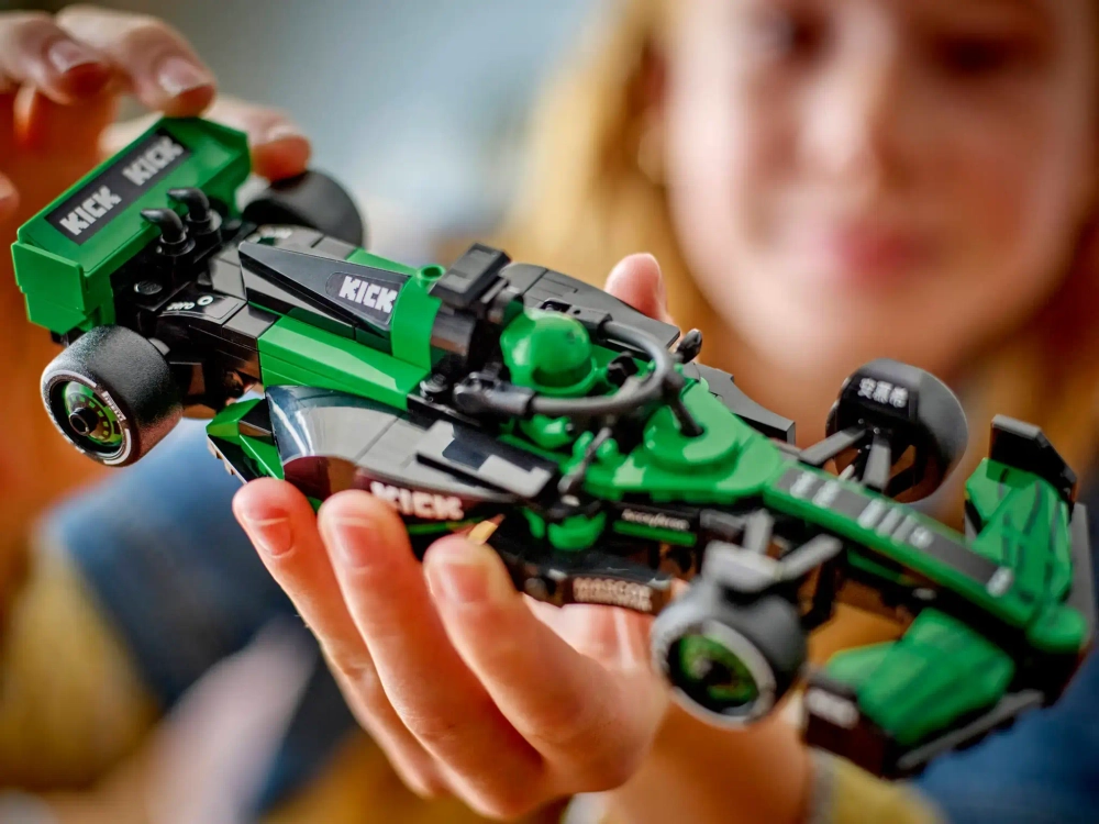 Конструктор LEGO Speed Champions 77247 Гоночный автомобиль KICK Sauber F1 Team C44