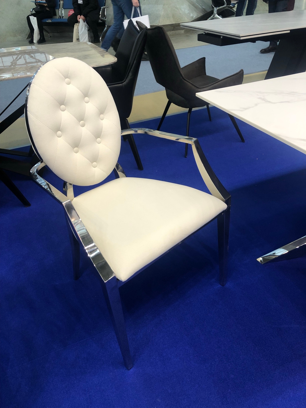 Стул Y110B бежевый бархат