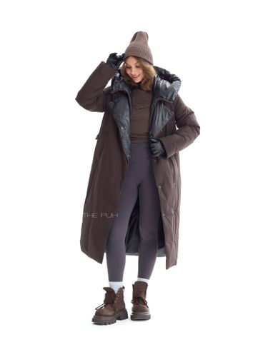 Длинный пуховик темно-шоколадного цвета с поясом