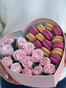 «Сердце» с пионовидными кустовыми розами, эвкалиптом и яркими макарунс от Флора Маркет, размер M