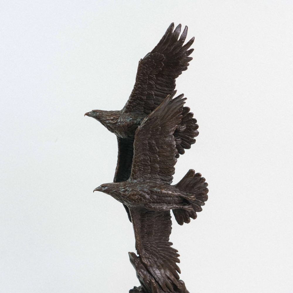 Кабинетная скульптура «Орлы в полете»