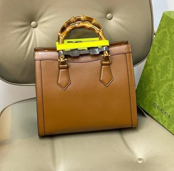 Коричневая сумка Gucci Diana маленького размера