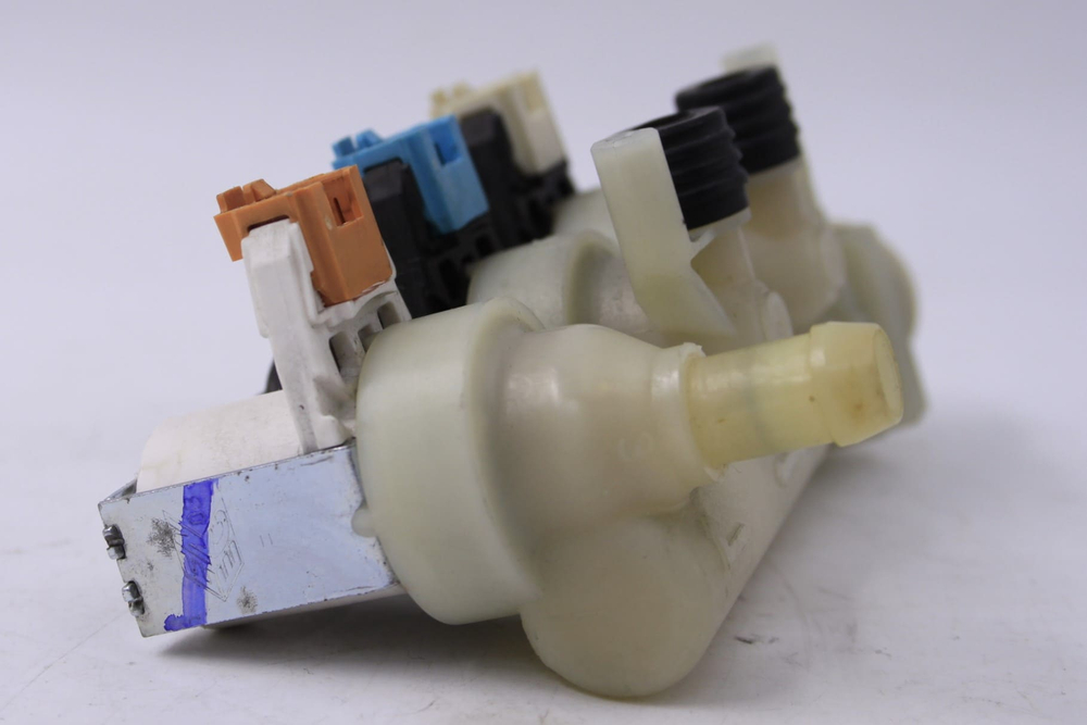 Электромагнитный тройной заливной клапан 33590058 стиральной машины Ariston, Indesit