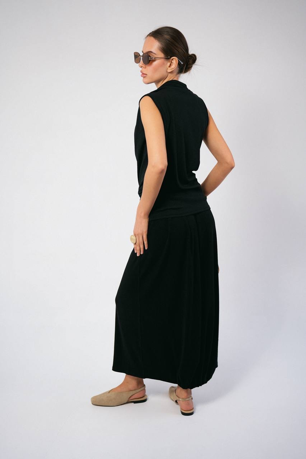 Костюм из тонкого трикотажа с юбкой в макси длине и дизайнерским топом