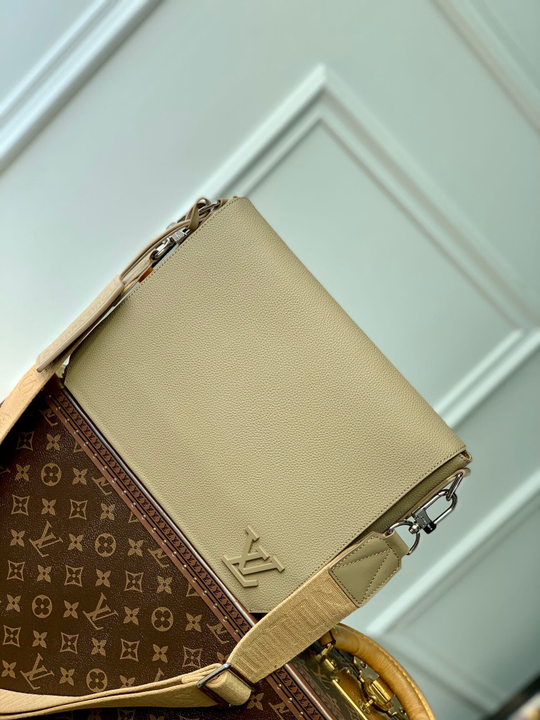Louis Vuitton Takeoff Messenger