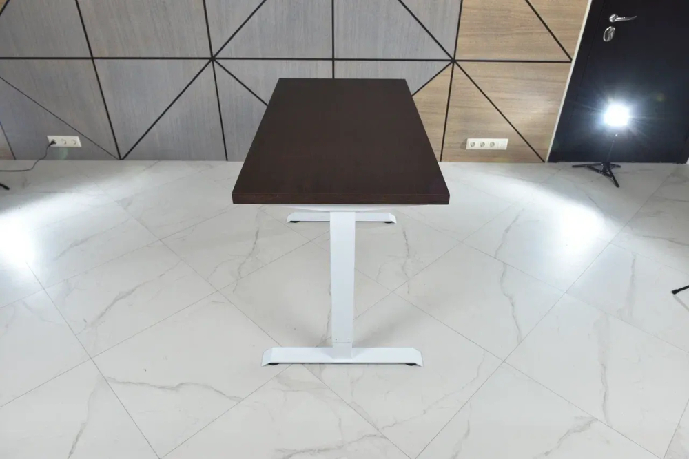 Регулируемый компьютерный стол Bazalt с регулировкой по высоте — столешница МДФ Венге