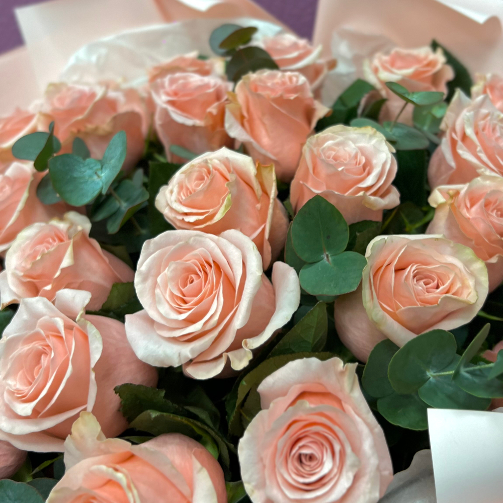 Букет из розовых роз с эвкалиптом #30