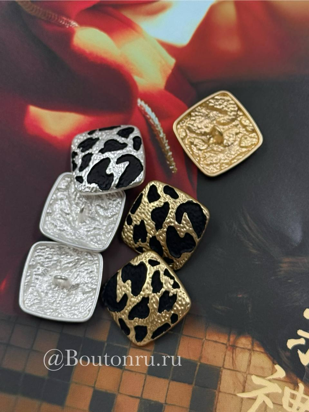 Пуговицы квадратные леопардовые матовое серебро с черной эмалью