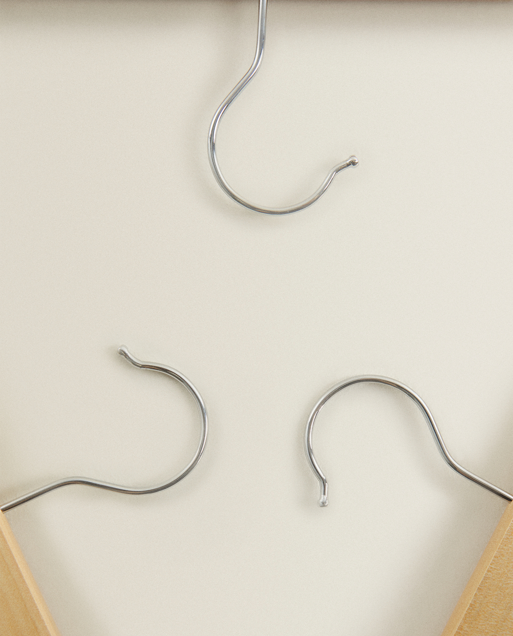 ZARA HOME ЛАКИРОВАННАЯ ДЕРЕВЯННАЯ ВЕШАЛКА С ЗАЖИМАМИ (НАБОР ИЗ 3 ШТ.), НАТУРАЛЬНЫЙ