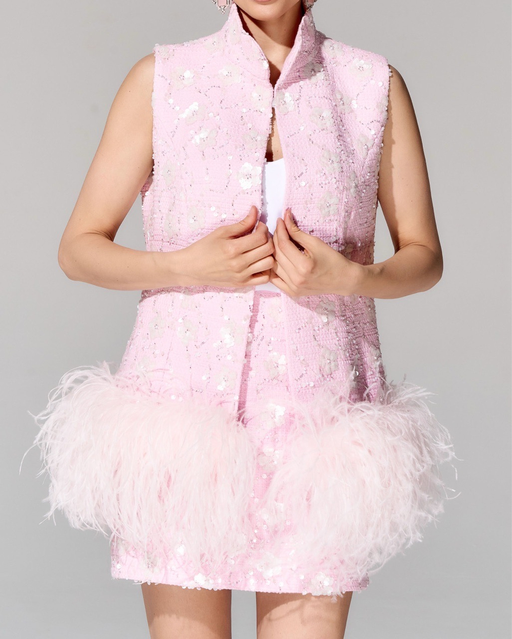 Жилет из премиального твида с отделкой перьями