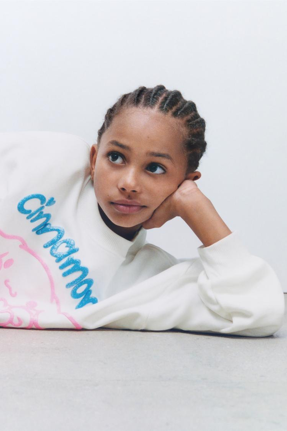 ZARA БЛЕСТЯЩАЯ ТОЛСТОВКА С РЕЛЬЕФНЫМ УЗОРОМ «КОРИЦЫ» ©САНРИО, ЖЕЛТОВАТО-БЕЛЫЙ