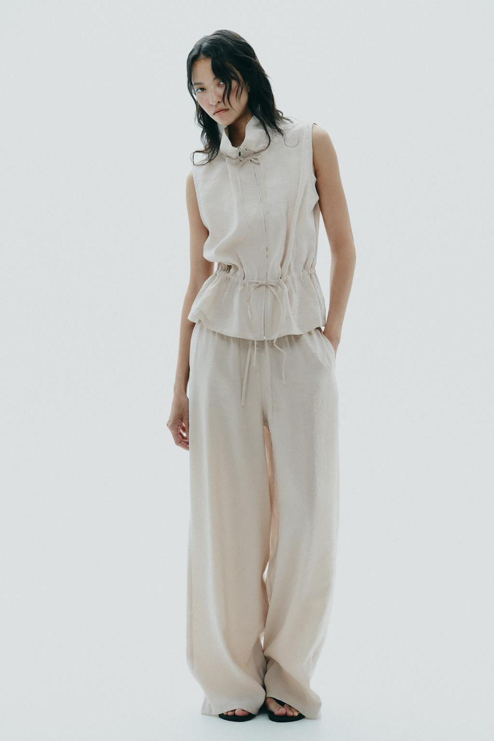 ZARA ЖИЛЕТ ИЗ СТРУЯЩЕЙСЯ ТКАНИ С РЕГУЛИРУЕМОЙ ПОСАДКОЙ, ЦВЕТ ЛЬДА