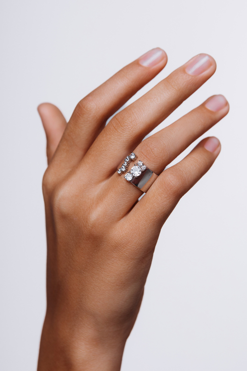 Кольцо незамкнутое с фианитами