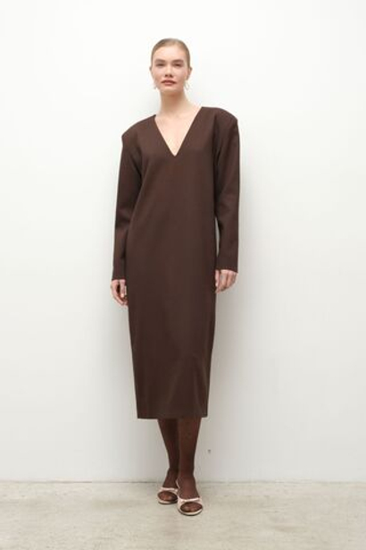 Платье с акцентными плечами