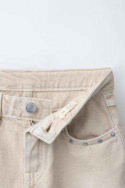 ZARA ДЖИНСОВЫЕ ШОРТЫ С ЗАКЛЕПКАМИ И ЗВЕЗДАМИ, ЭКРЮ