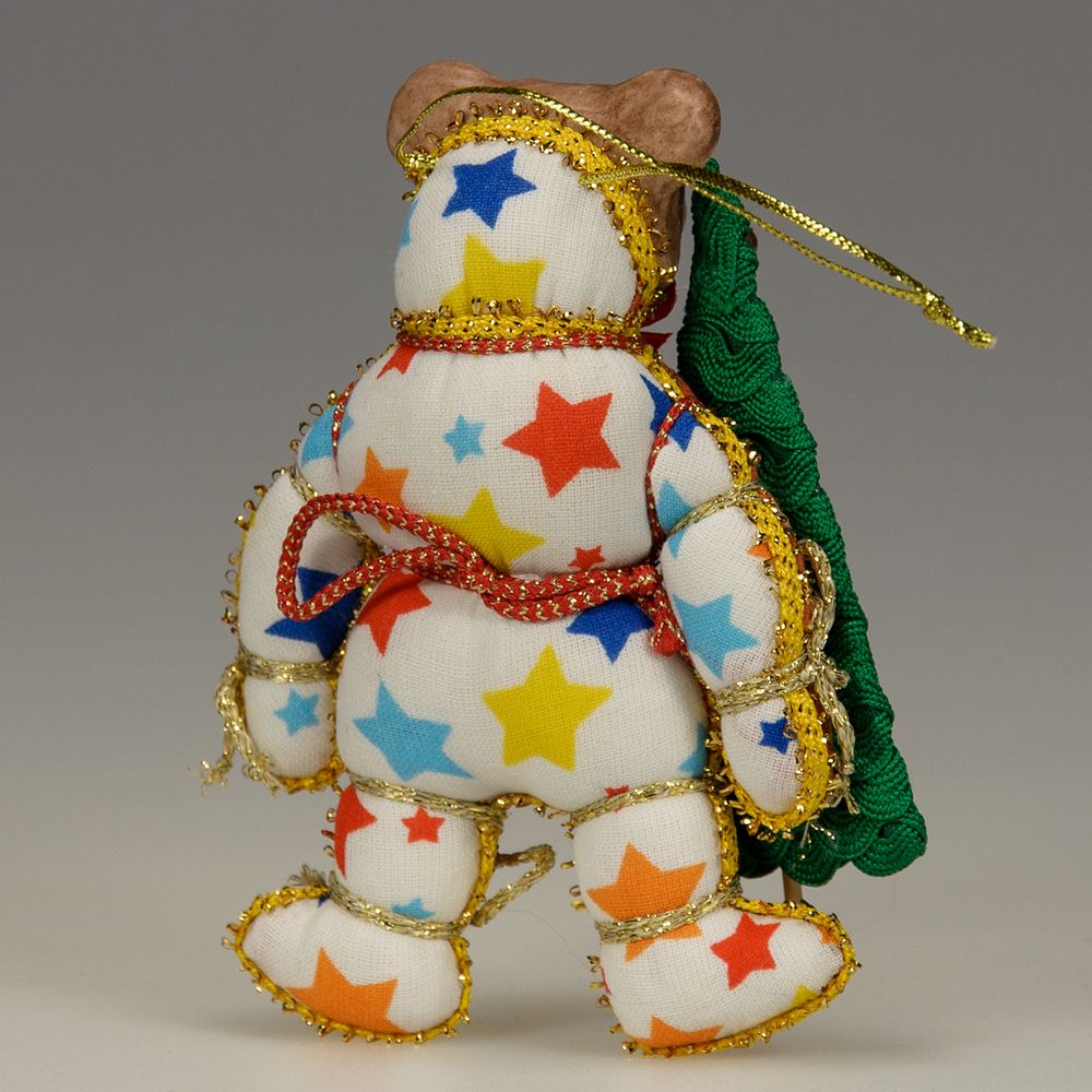 Ёлочная игрушка Медвежонок двухцветный с ёлкой