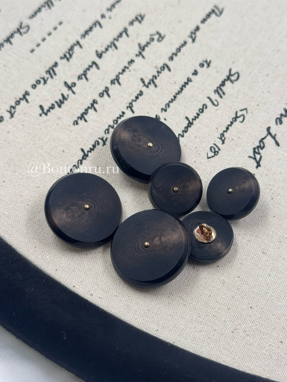 Пуговицы на золотистой ножке темно-коричневые матовые с прожилками