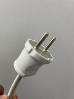 Маникюрный стол с розетками и бутылочницей (слева)