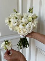 Свадебный букет из пионов, лизиантуса, кустовых пионовидных и одноголовых роз