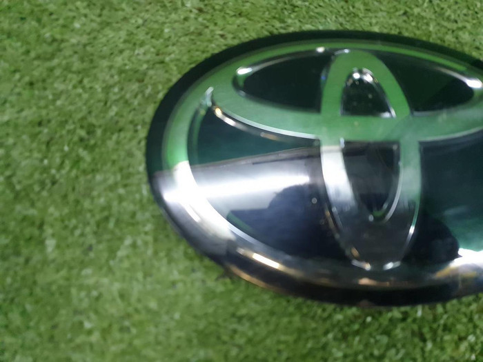 Эмблема решетки радиатора Toyota Camry xv70 (2020-н.в.)