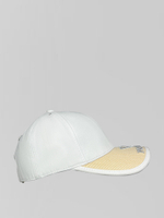 Кепка с плетеным козырьком и логотипом