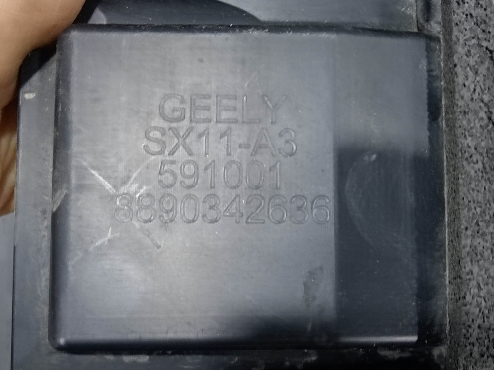 Дефлектор радиатора левый Geely Coolray 23-нв Б/У Оригинал 5030068900