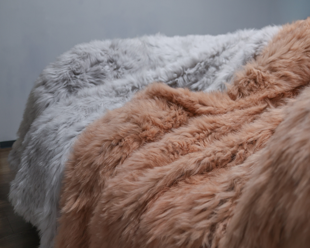 Вязаный плед из натурального меха песца 200*150 см (бежевый с "пепельными" кончиками)