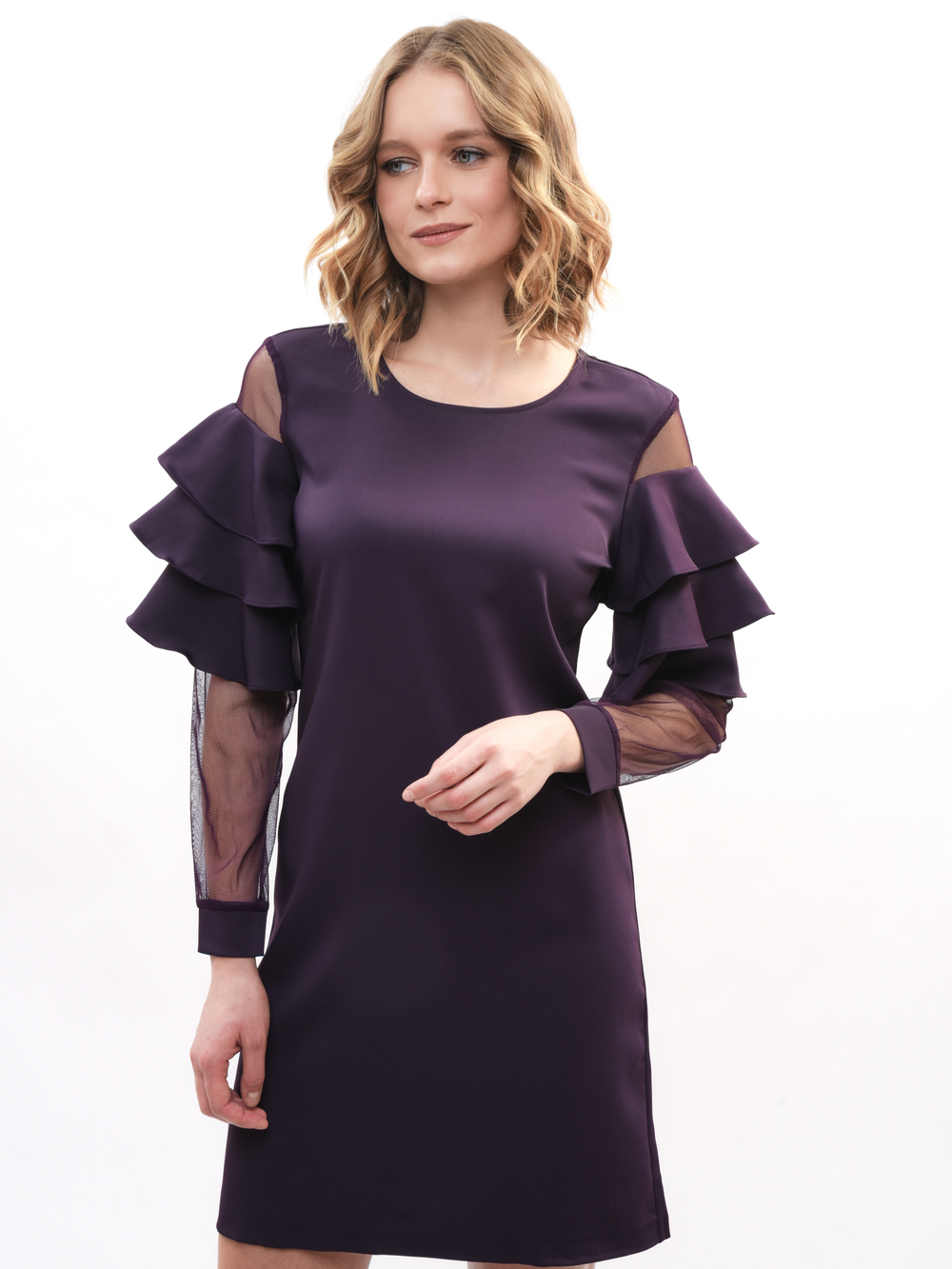 Платье с воланами на рукавах