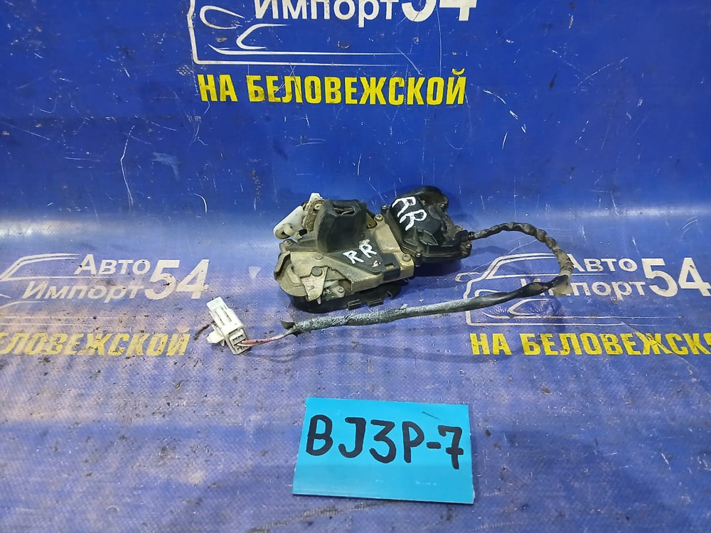Замок двери задней правой MAZDA FAMILIA 2001