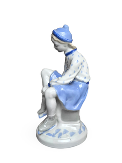 Фарфоровая статуэтка "Конькобежка" Гжель