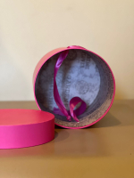 Шляпная коробка эконом 14 см . Цвет; Фуксия . Розница 350 рублей .