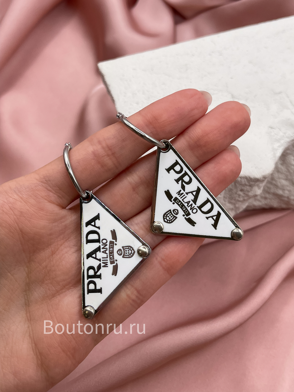 Серьги Прад. серебристые с белым лого