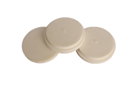 Круглые заглушки для ульев из ППУ лежат вместе