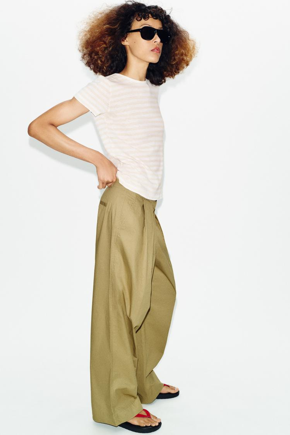 ZARA ФУТБОЛКА ИЗ ХЛОПКА И ЛЬНА С КОРОТКИМИ РУКАВАМИ, ПОЛОСКИ