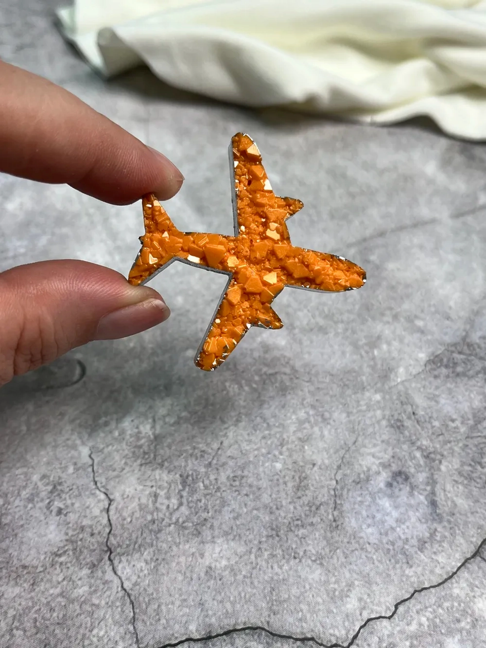 Брошь самолетик из эпоксидной смолы