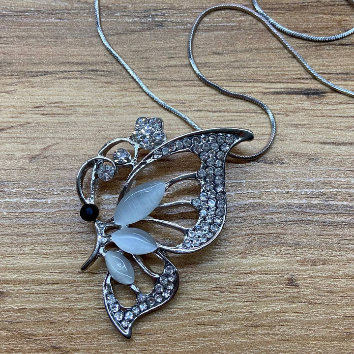 Кулон Бабочка парящая стразы на цепочке металл серебристый