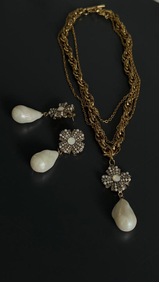 Серьги пусеты орден с каплевидной барочной жемчужиной, оттенок золото