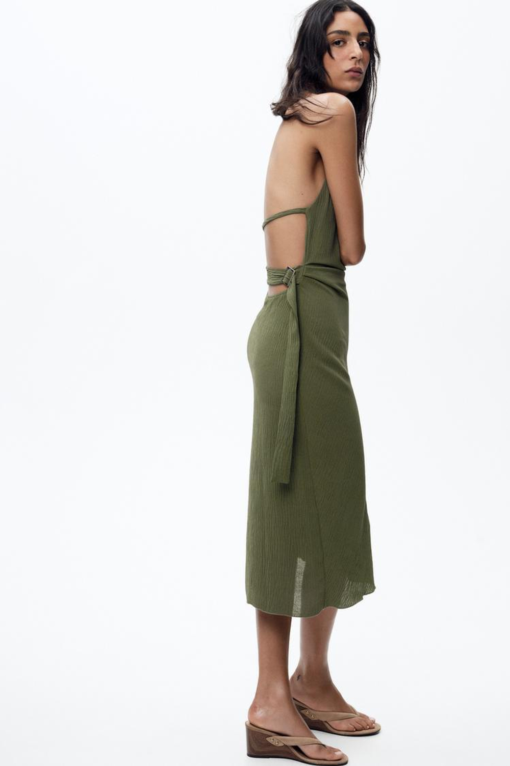 ZARA ПЛАТЬЕ ИЗ РЕЛЬЕФНОЙ ТКАНИ С ГОРЛОВИНОЙ ХАЛТЕР, ЗЕЛЕНЫЙ