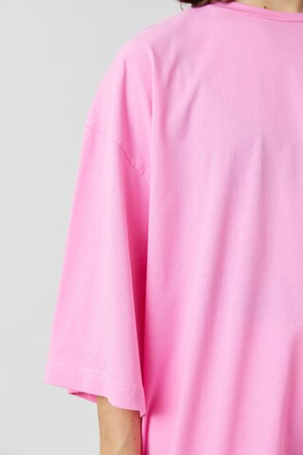 Огромная футболка из розового хлопка