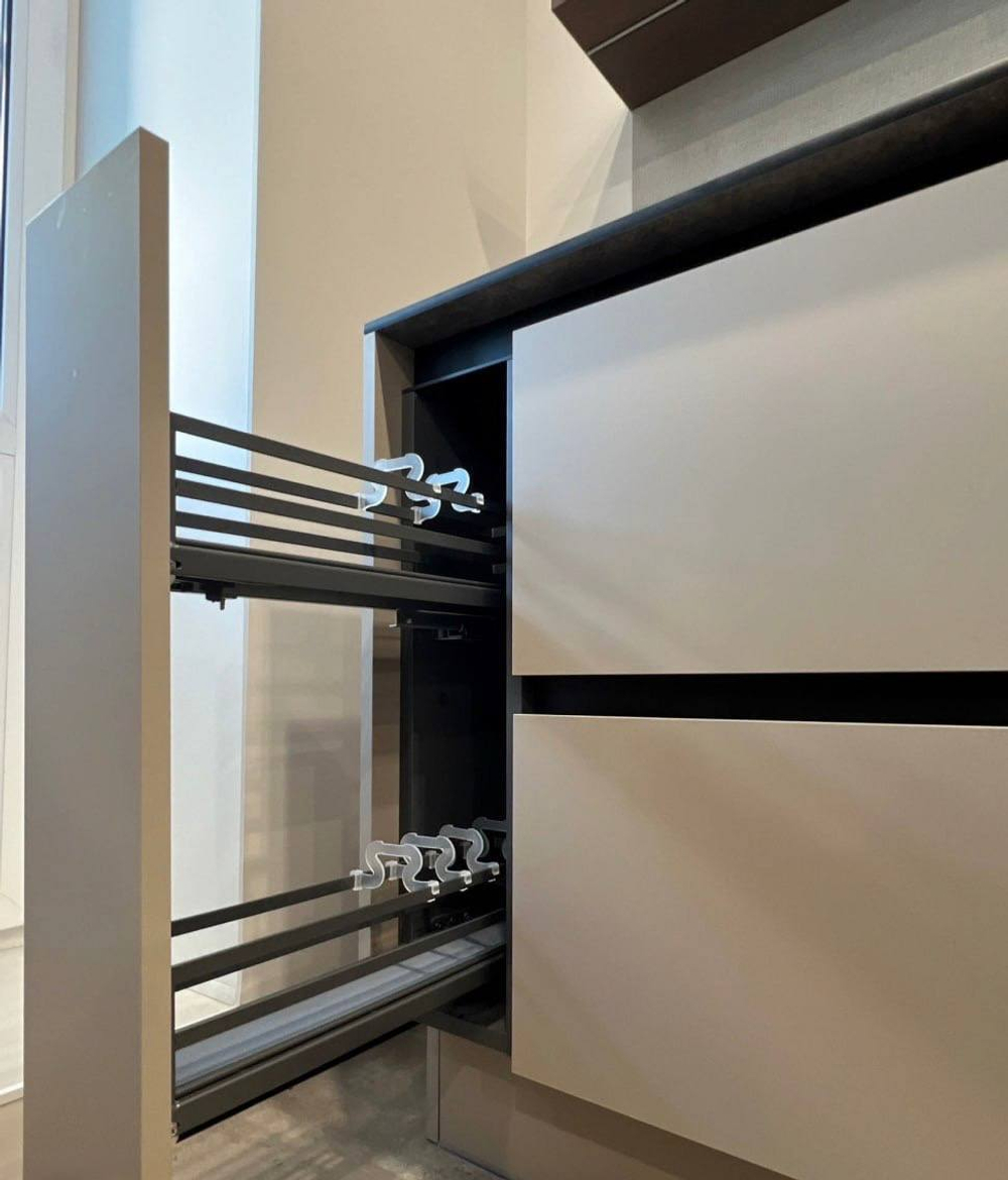 Премиальная кухня с фасадами из МДФ в эмали и акриловой столешницей