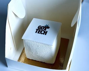 Пирожные с логотипом