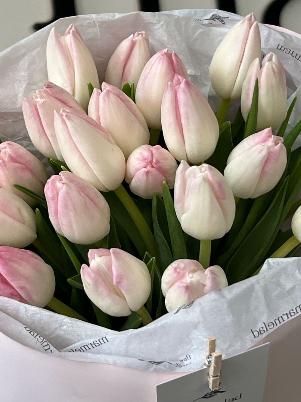 Букет из 25ти белых розовых тюльпанов - нет в наличии